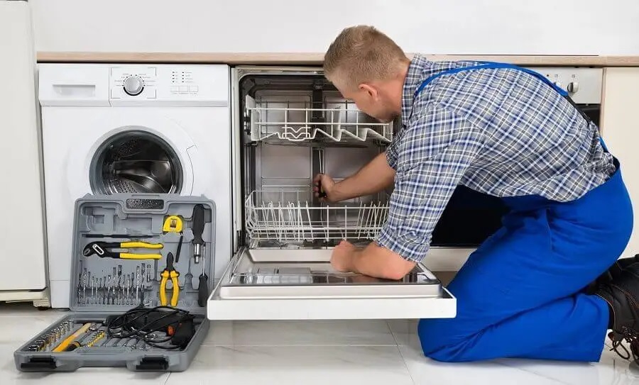 Söğütlü Daikin servisi teknisyen ekibi beyaz eşya tamiri yaparken